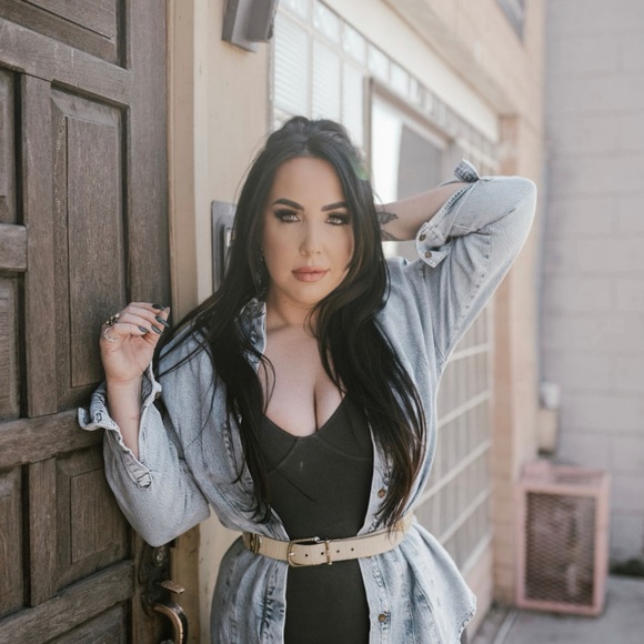 Meet your Posher, Sarah - Picture 2 of 2